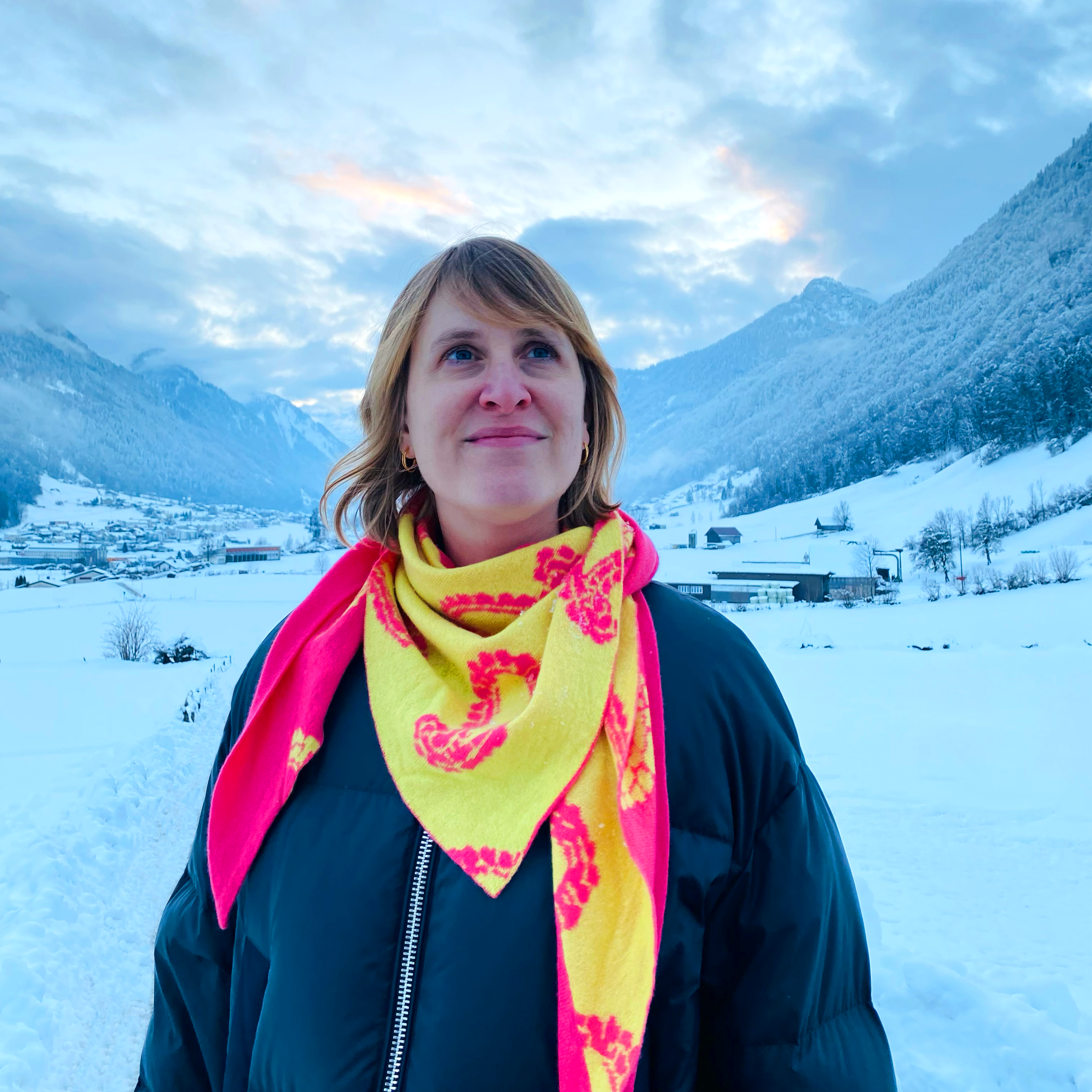 leFoulard Designerin in den Glarner Alpen, dem Ursprungsort des Schweizer Seidenlabels