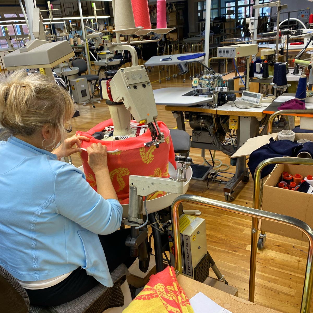 Strickerin kettelt die Säume des Cashmere Triangle von leFoulard – traditionelle Handarbeit Schweiz