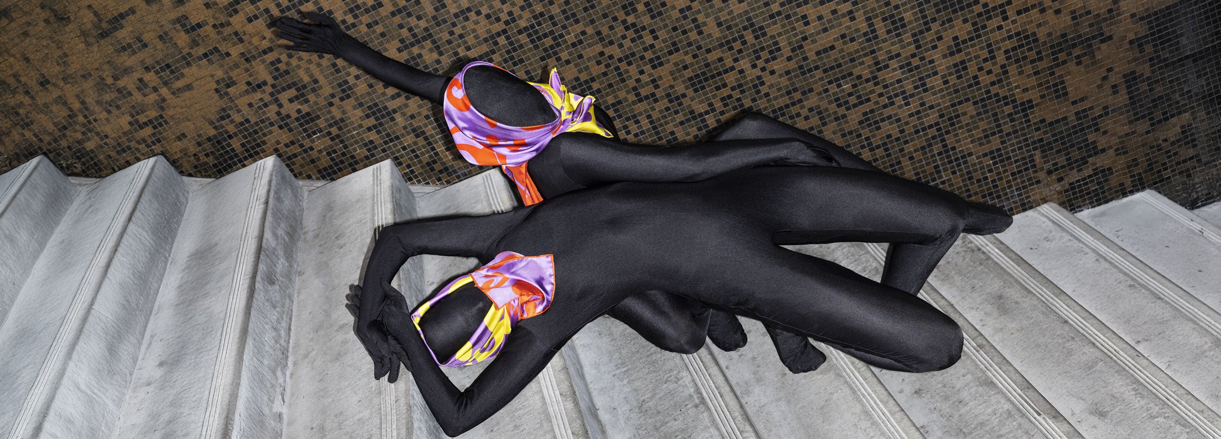 Seidenfoulard leGlaronais Midnight Blue, Foto von Dan Cermak für leFoulard Schweiz