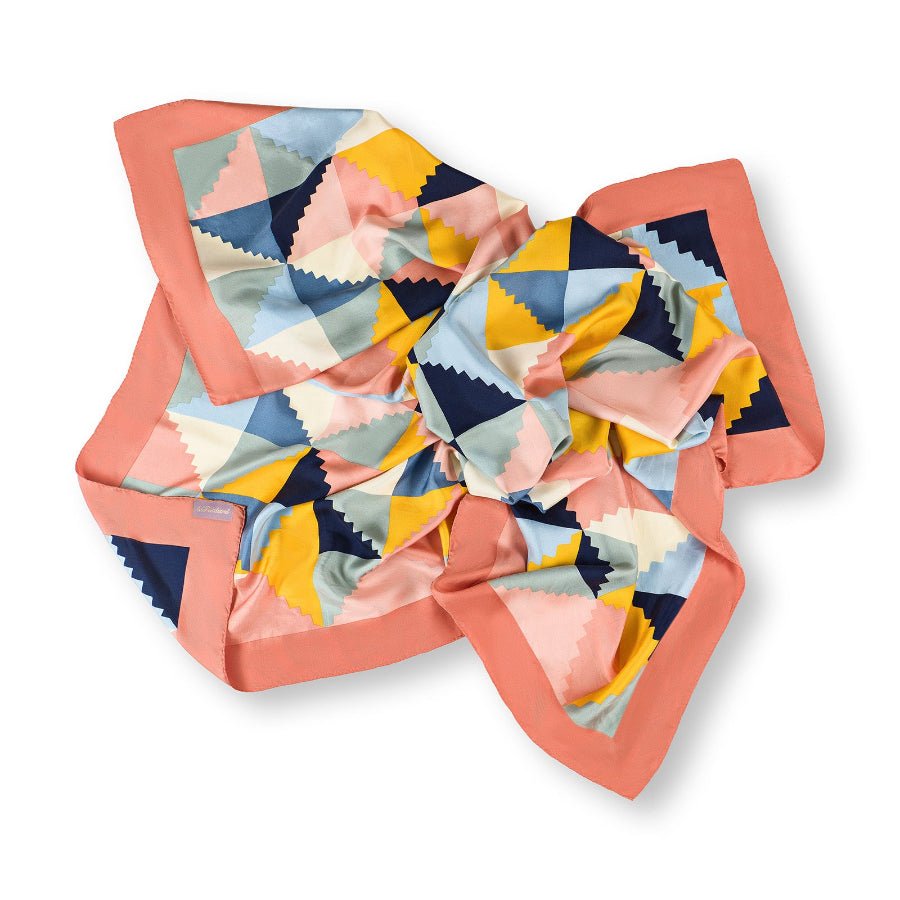 leBauhaus Coral Seidenfoulard als Rosette, Siebdruck Mitlödi – letzte Seidendruckerei Schweiz